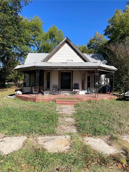 125 W Locust St, Tecumseh, OK 74873