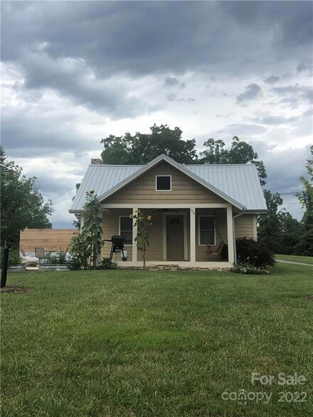 22 Hawkins Dr, Leicester, NC 28748