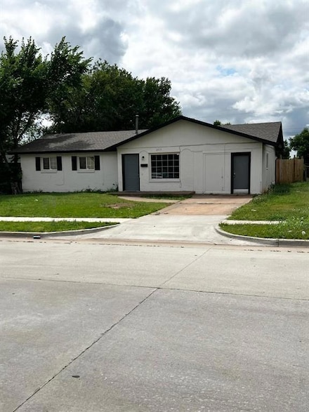 2513 N Nottingham Way, Moore, OK 73160