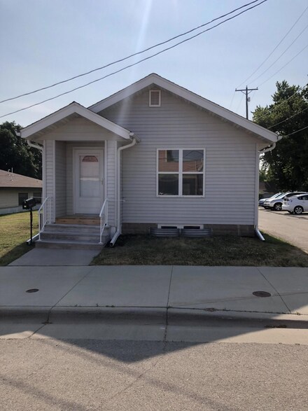 13 3rd Ave NW, Kasson, MN 55944