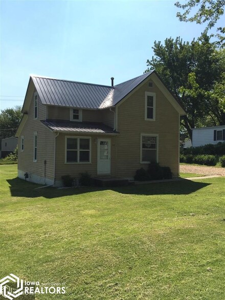 404 N Main St, New Sharon, IA 50207