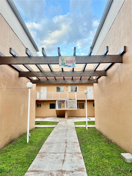 14907 SW 80th St Unit 204, Miami, FL 33193
