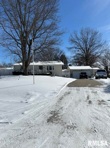 6125 Sheridan St, Davenport, IA 52806