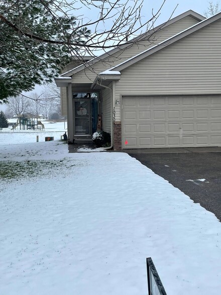 1030 Honeysuckle Ln SE, Cambridge, MN 55008