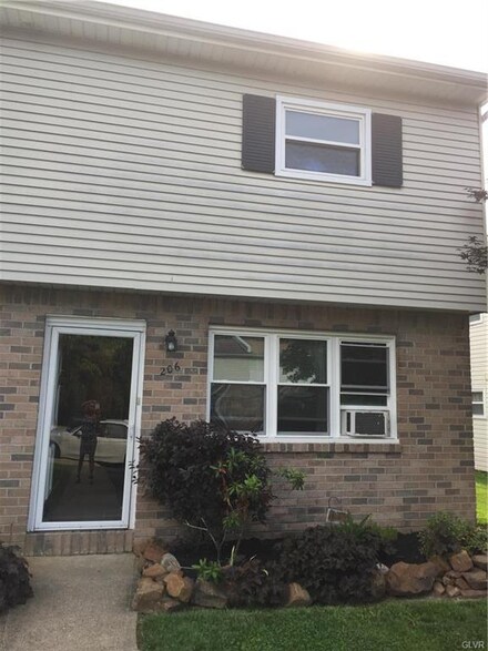 206 Park Ln, Alburtis, PA 18011