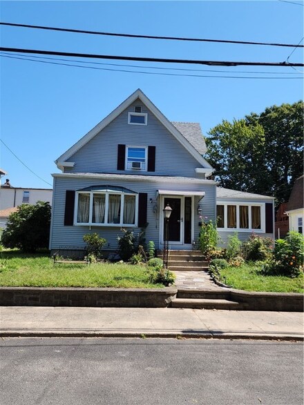 125 West St, West Warwick, RI 02893
