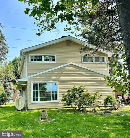 14 Farmbrook Dr, Levittown, PA 19055