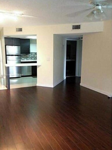 8225 Lake Dr Unit 107, Doral, FL 33166