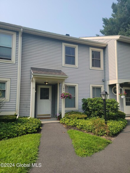 11 Minuteman Ct, Clifton Park, NY 12065