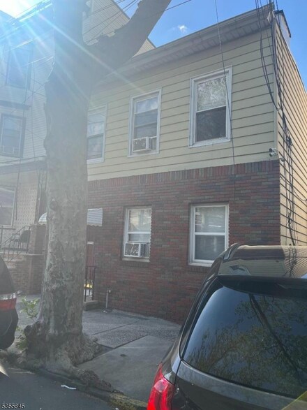 94 Napoleon St, Newark, NJ 07105
