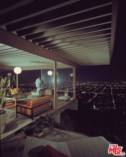 1635 Woods Dr, Los Angeles, CA 90069