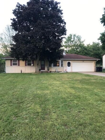 14096 12th Ave, Marne, MI 49435