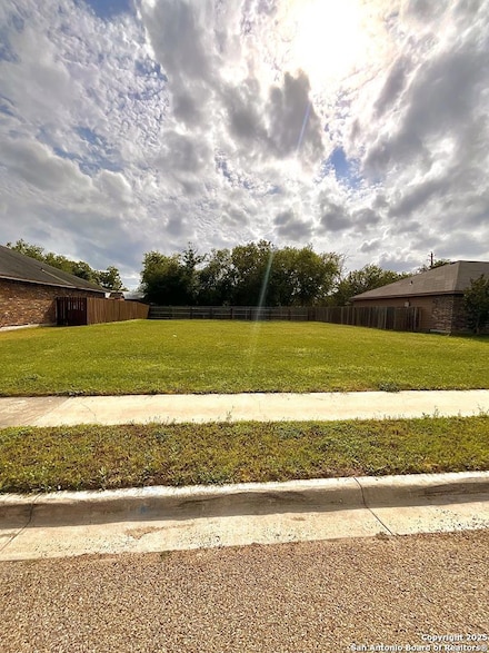 1011 Blue Crest Ln, Beeville, TX 78102