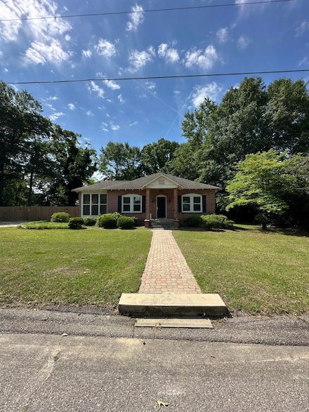 82 Nightingale St, Barnwell, SC 29812