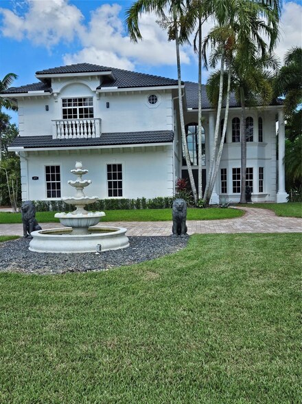 377 Squire Dr, Wellington, FL 33414