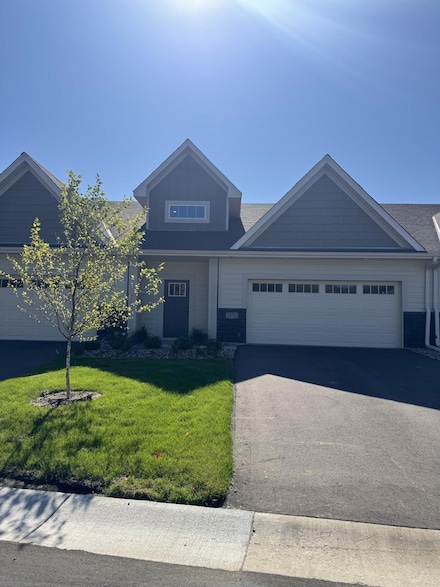 13731 Hollybrook Cir, Apple Valley, MN 55124