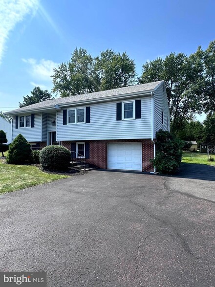 515 Vaughn Rd, Royersford, PA 19468