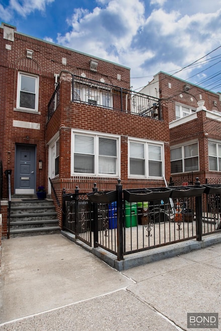 25-25 14th St, Long Island City, NY 11102