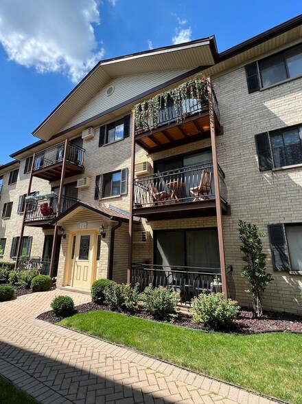 5143 N East River Rd Unit 258, Chicago, IL 60656