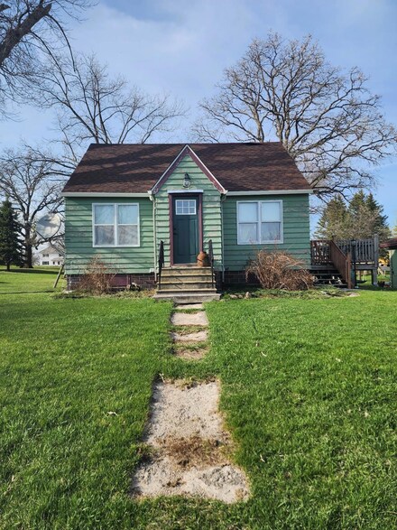 110 W 4th St, Walters, MN 56097