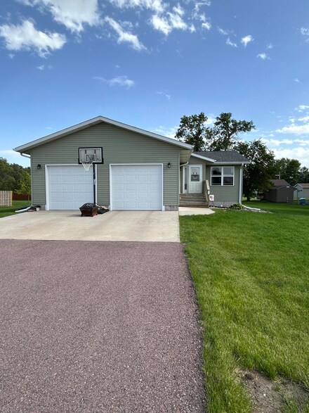 851 6th St, Alexandria, SD 57311