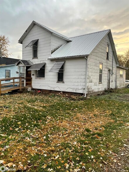 306 S Chestnut St, Winfield, IA 52659