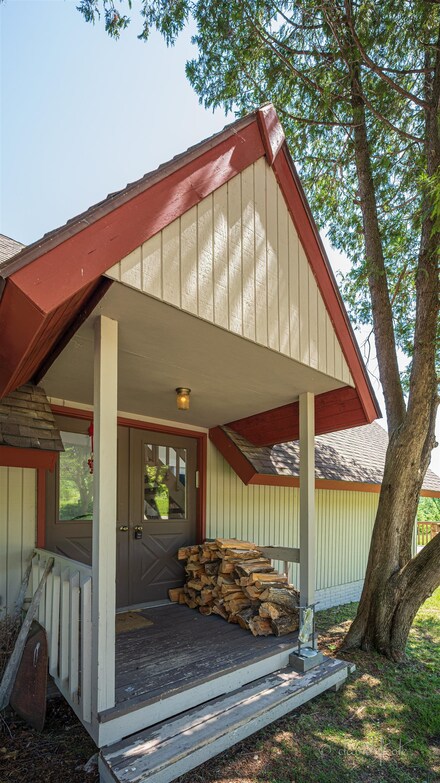 4 Catawba Ct, Galena, IL 61036