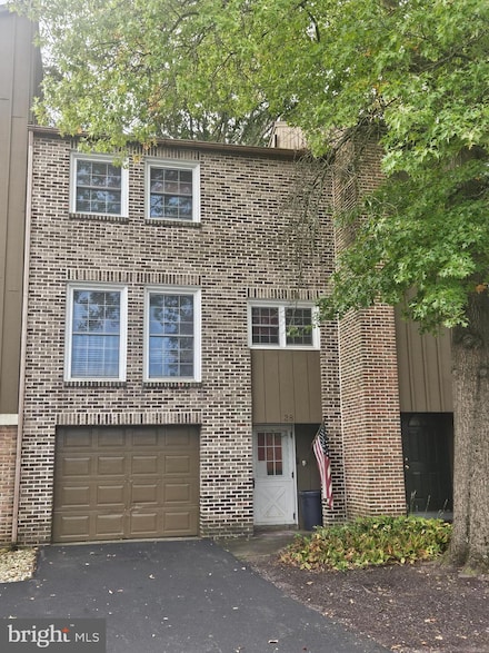 28 Club Ln, Reading, PA 19607