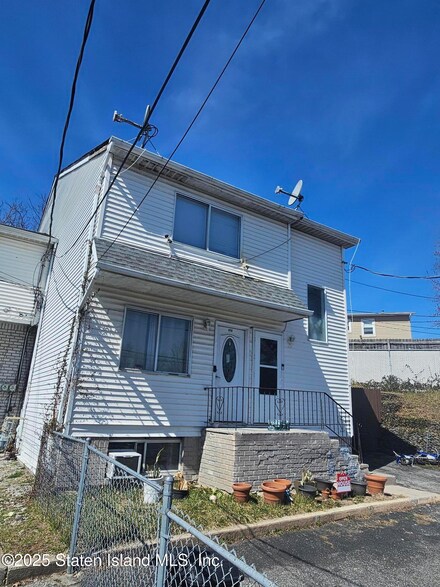 450 Drumgoole Rd W, Staten Island, NY 10312