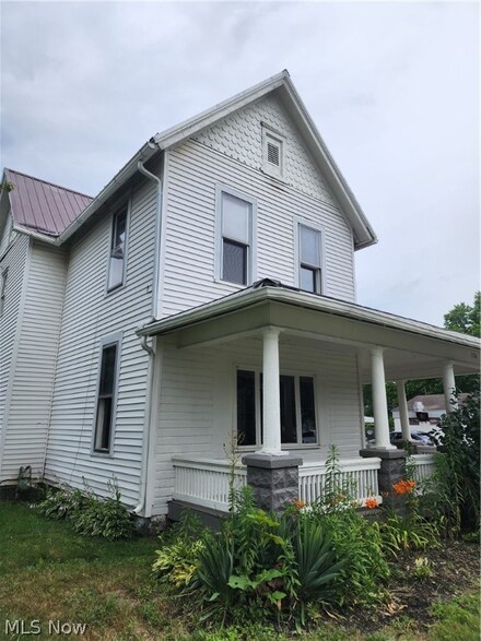 1136 Chestnut St, Coshocton, OH 43812