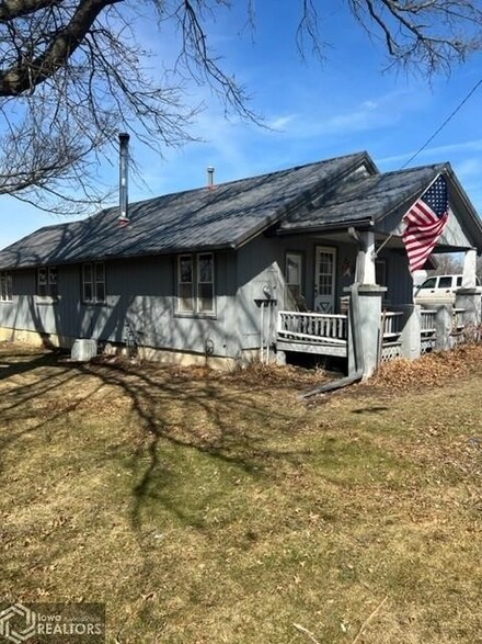 215 S Main St, Williamson, IA 50272