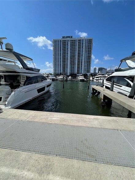 100 S Biscayne Blvd, Miami, FL 33131