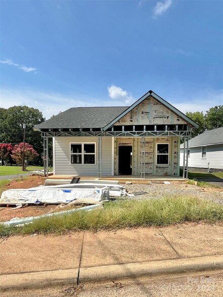 360 8th Avenue Dr SW, Hickory, NC 28602