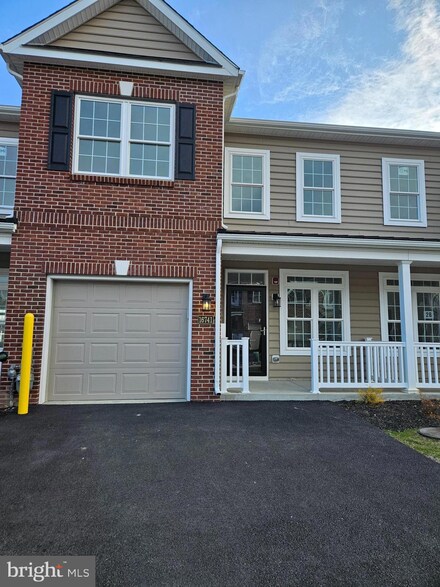 16731 River View Cir, Bristol, PA 19007