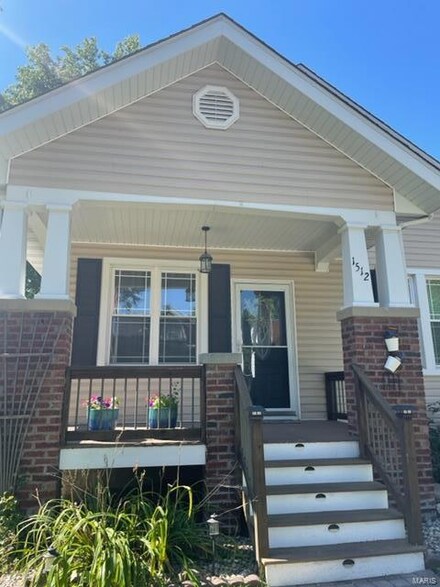 1512 13th St, Highland, IL 62249