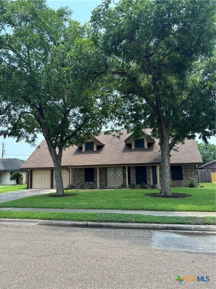 204 Tanglewood Dr, Victoria, TX 77901