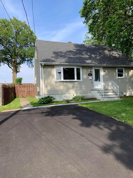 108 Seawood Dr, Keyport, NJ 07735