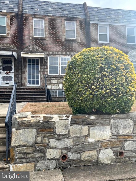 6737 Cottage St, Philadelphia, PA 19135