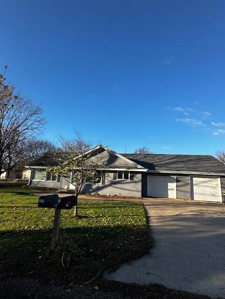 319 S 5th St, Wapello, IA 52653