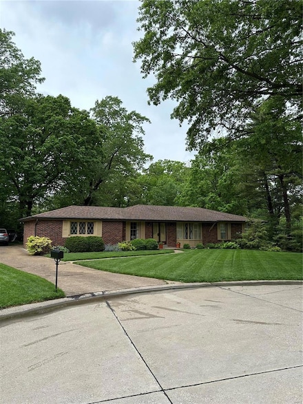 347 Medina Dr, Saint Louis, MO 63122