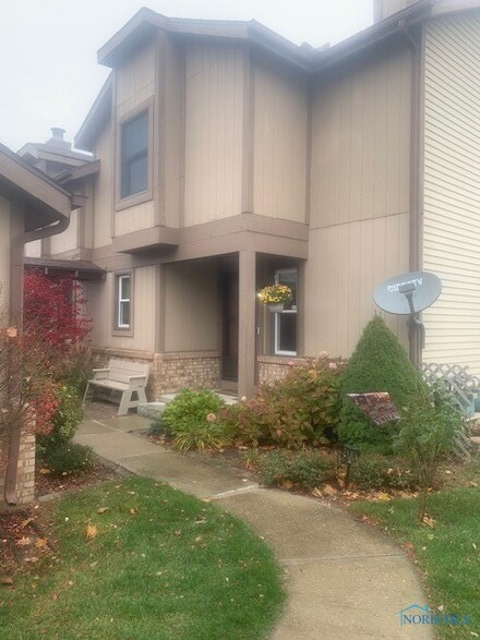 1008 Valley Grove Dr, Maumee, OH 43537