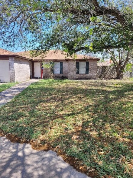 2106 E Dolphin Cir, Portland, TX 78374