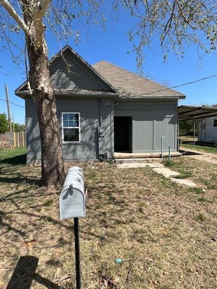 612 W Parsonage St, Winters, TX 79567