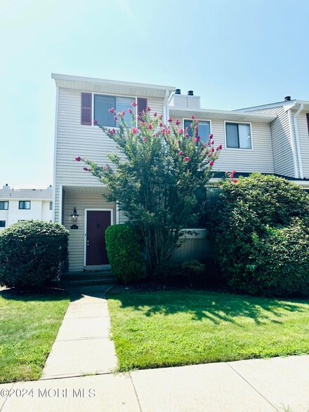 461 Clubhouse Dr, Middletown, NJ 07748