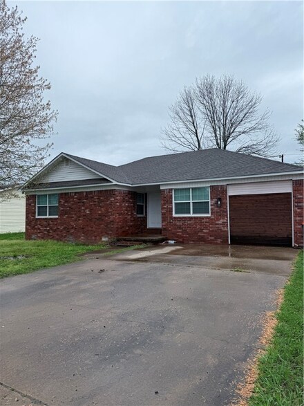 1404 S Frankfort Ave, Russellville, AR 72801
