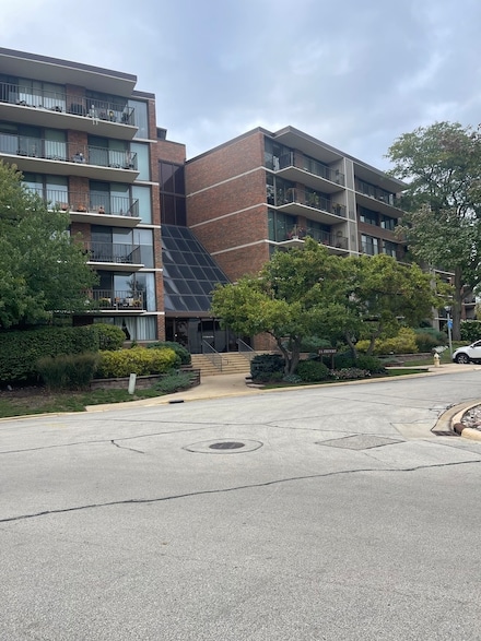 2 S Atrium Way Unit 203, Elmhurst, IL 60126