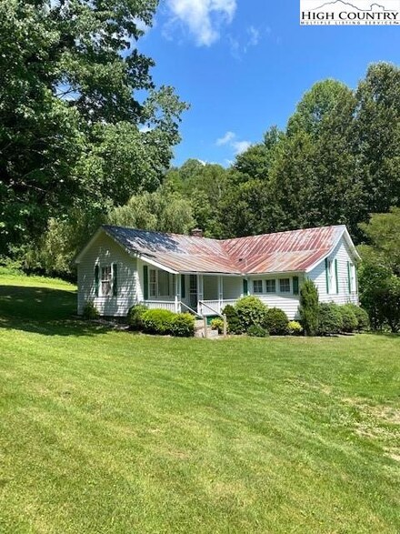 325 Sawyers Rd, Warrensville, NC 28693