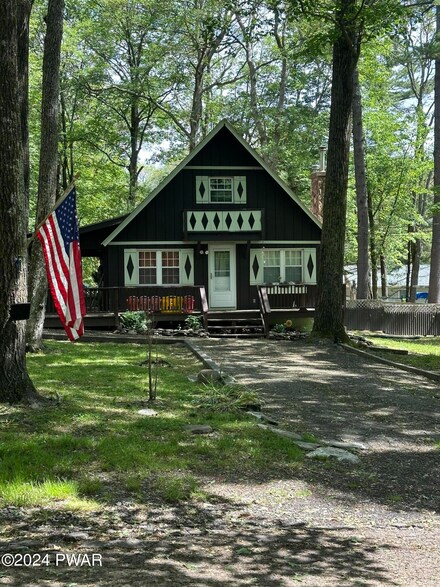 104 Red Squirrel Ct, Dingmans Ferry, PA 18328