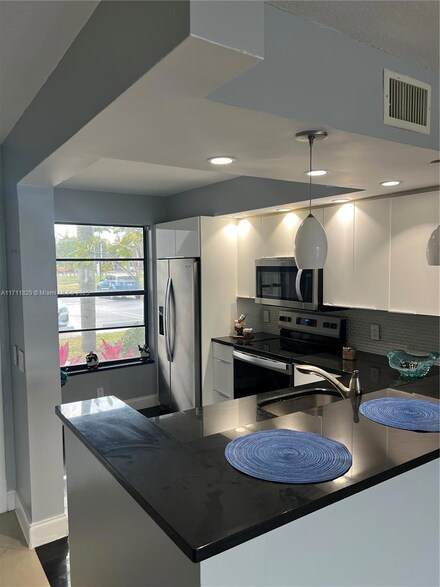202 Lake Pointe Dr Unit 107, Oakland Park, FL 33309