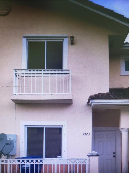 7423 NW 182nd St, Hialeah, FL 33015